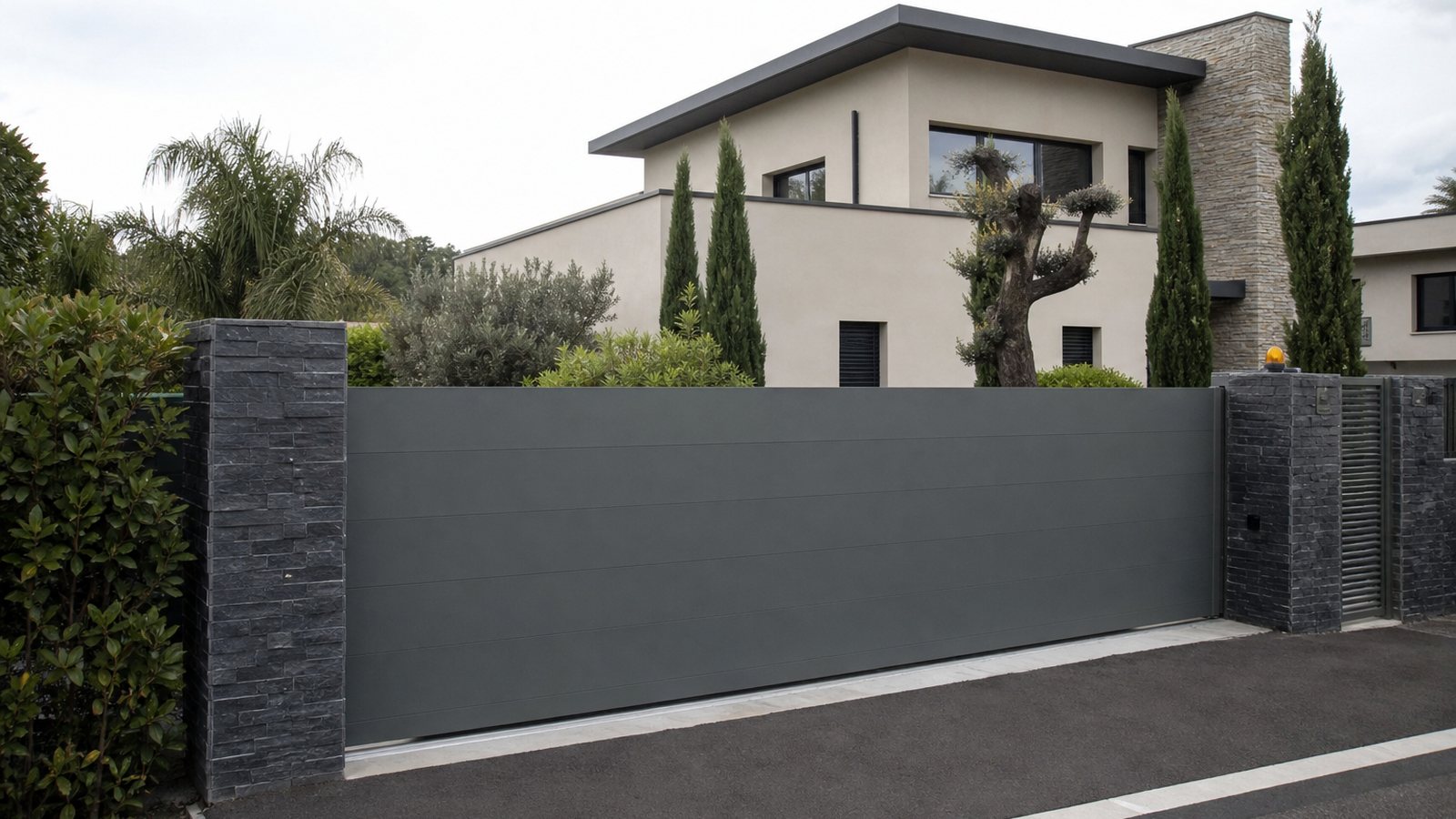 Comparaison d'un portail battant et d'un portail coulissant en aluminium à l'entrée d'une maison